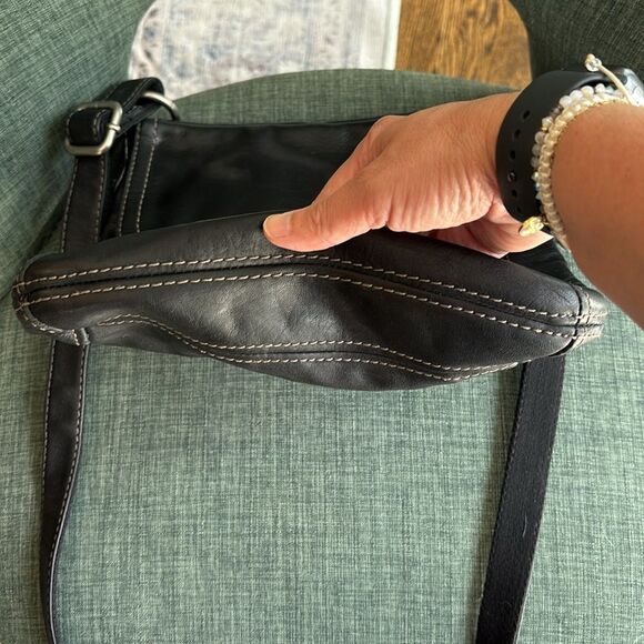 Fossil Vintage Black Leather Messenger crossbody shoulder Bag purse Classic EUC - Picture 10 of 12